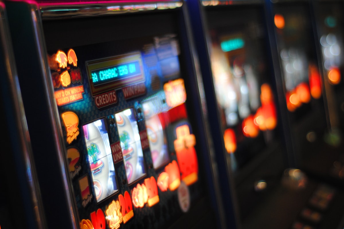 Barisan mesin slot menyala di dalam kasino