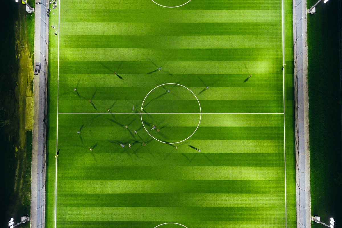 Lapangan sepak bola dilihat dari atas pada malam pertandingan