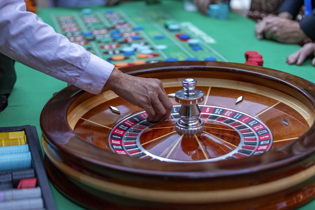 Meja roulette live casino dengan dealer dan chip taruhan