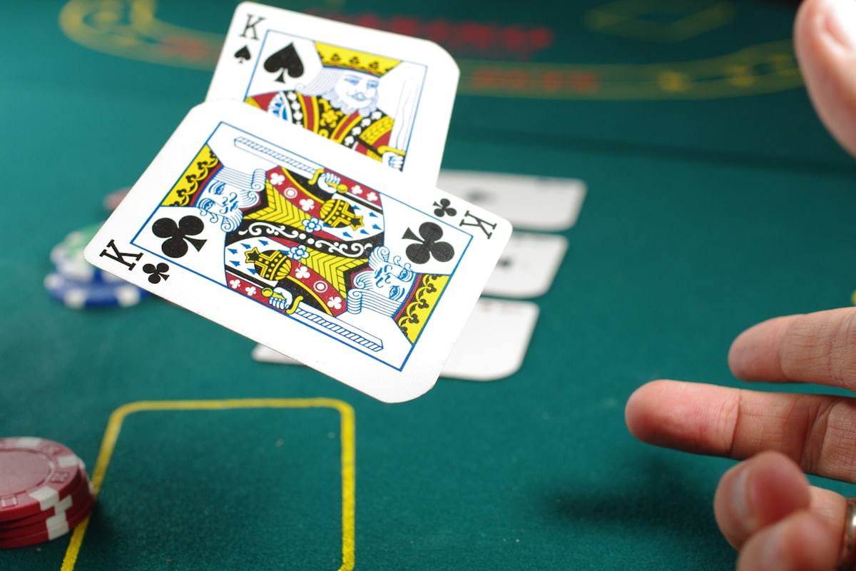 Kartu raja dan chip poker di atas meja hijau