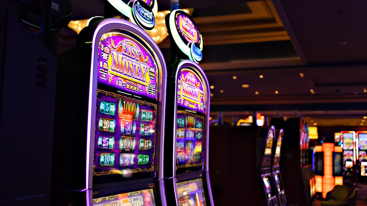 Barisan mesin slot menyala bertema uang