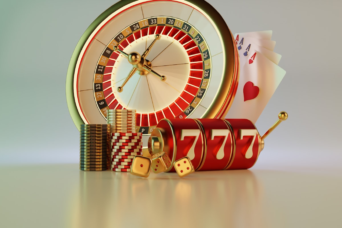 Kolase elemen kasino: roulette, kartu, dadu, dan mesin slot
